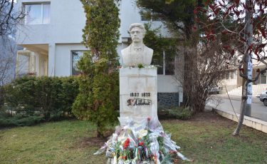 Бюст-паметник на Васил Левски